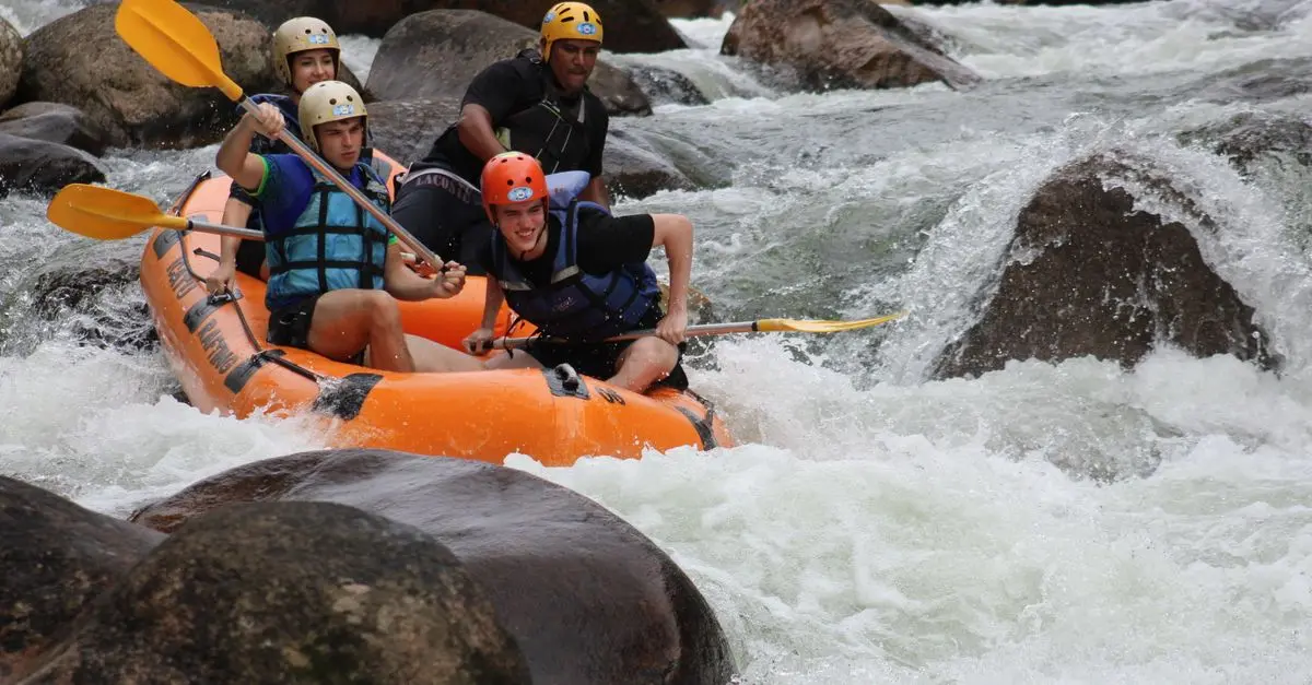 Les sensations fortes du rafting : tout savoir avant de partir