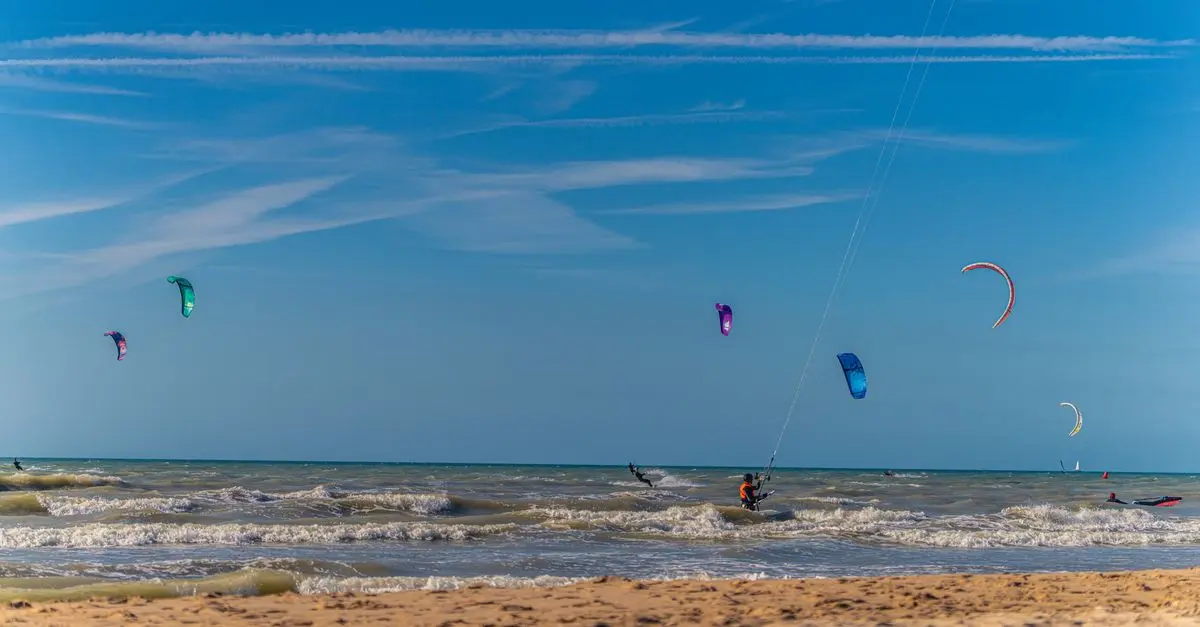 Comparatif : kite buggy ou char à voile pour avancer sur le sable